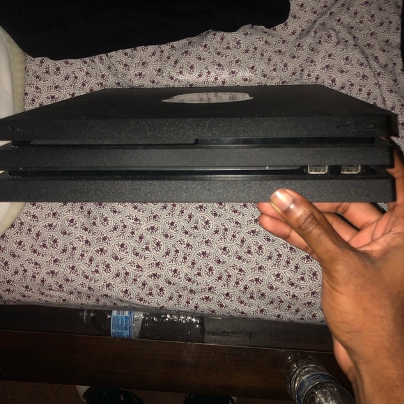 Playstation 4 Pro - Picture 2 of 2